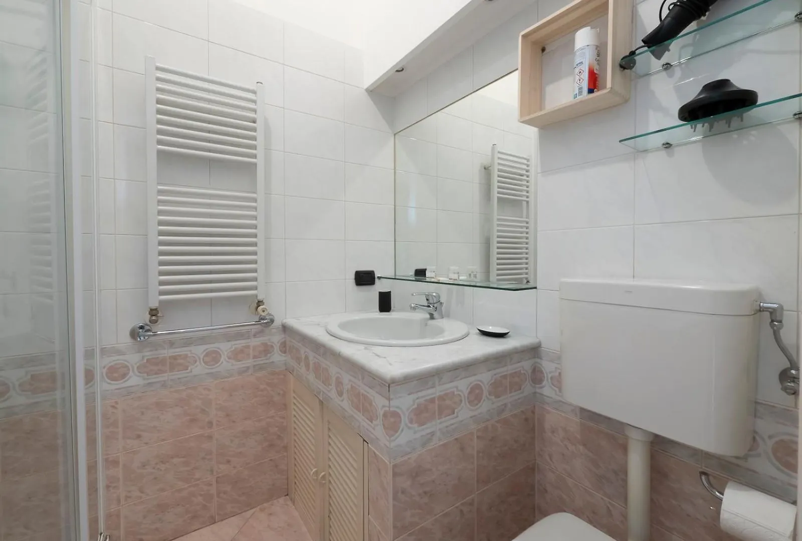 Xenia Apartments - Colorful Apartment In Fiera Area Milan Italy