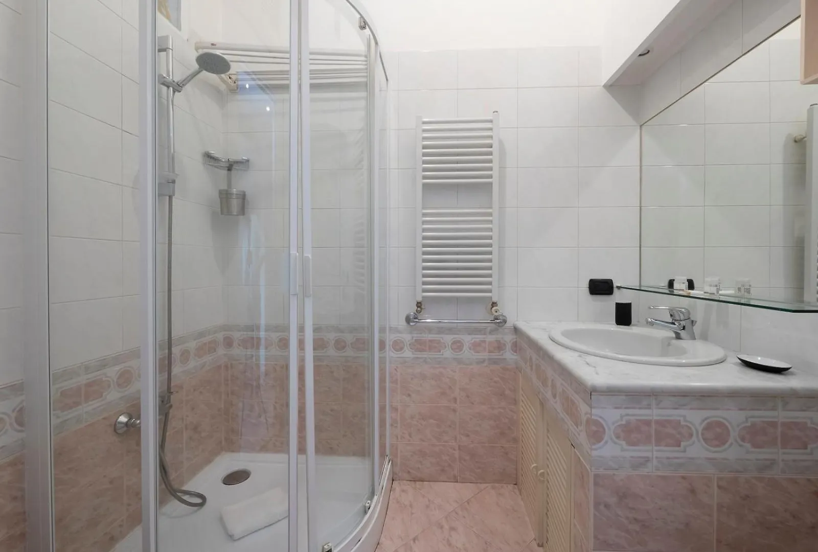 Xenia Apartments - Colorful Apartment In Fiera Area Milan 0*,